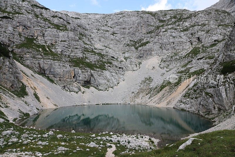 美丽的景色(Spodnje Kriško jezero)湖在朱利安阿尔卑斯山，斯洛文尼亚